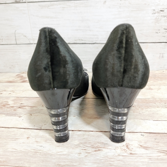 Salvatore Ferragamo black velvet and stingray pumps - Picture 3 of 13